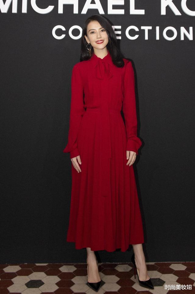 面霜|高圆圆到底有多“娇美”!红色连衣裙配姨妈红唇,黑长发美得惊艳