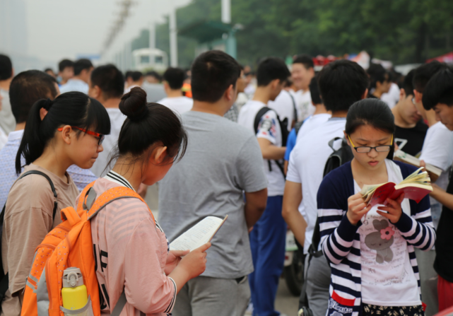 高校|高考成绩不高,学生家庭又普通,可选这四大专业,毕业后完美逆袭