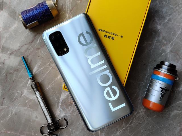 realme|realme真我V5上手：入门级5G手机到底做成了什么样子？
