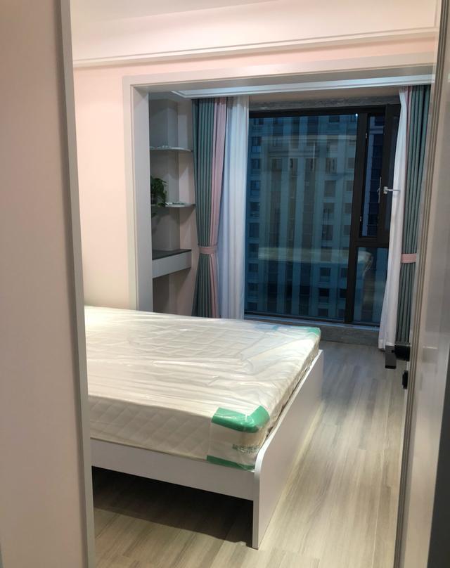 |晒晒花了一年装修的新房，家具已入场就剩软装，灰色瓷砖选对了！