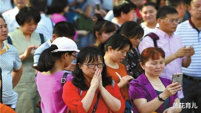 『扎心』女学生选择高考前“吃避孕药”，为何家长不阻拦？答案太扎心了