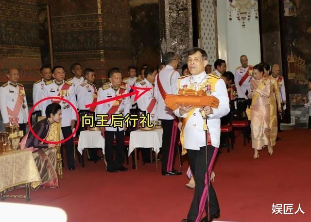 诗妮娜|诗妮娜回归后10月首亮相！瘦骨如柴脸色蜡黄，弯腰行礼真让人心疼