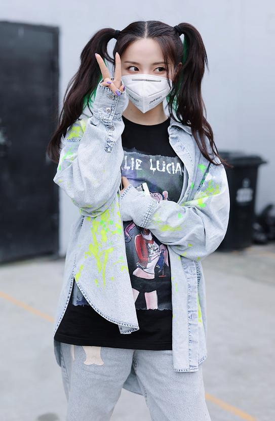 「杨超越」杨超越真是太“软”了，双马尾造型也太可，老土剪刀手姿势却挺潮