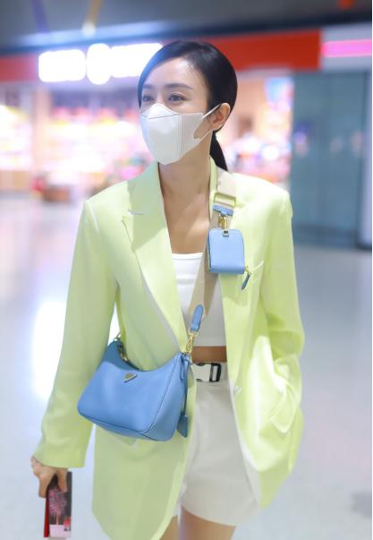 秦岚|秦岚穿“反季装”,大夏天脚踩绑带靴出镜,这造型一般人难驾驭