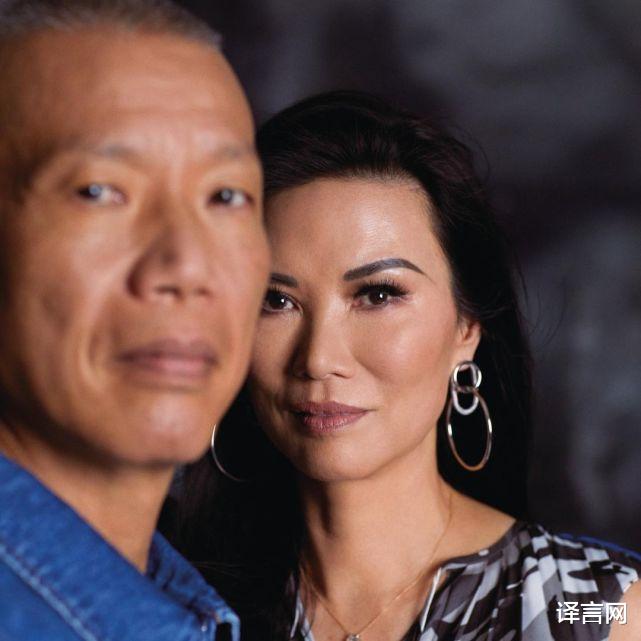 邓文迪|51岁邓文迪登杂志封面，中国红纱裙东方韵味十足，换古驰大衣显大姐大气质