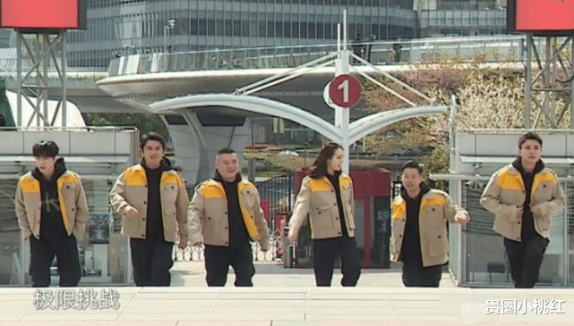 迪丽热巴@进桑拿房规定要脱鞋子，张艺兴却为啥不脱？看到迪丽热巴，我瞬间明白了