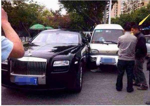 面包车|面包车撞上劳斯莱斯，看到面包车牌照，劳斯莱斯车主：你走吧
