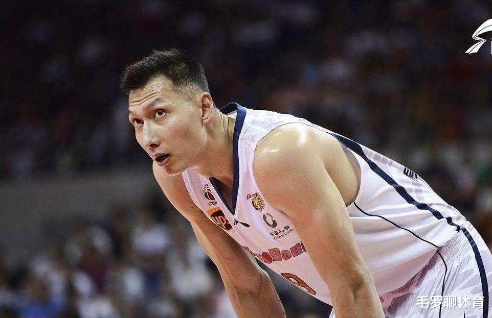 姚明:姚明滴水不漏,高情商请来钟老观战CBA,这个背影就能称国士无双
