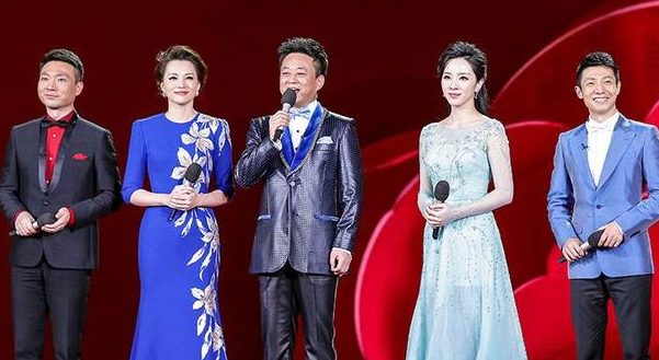 央视|他是央视“新一哥”,结婚多年妻子“成谜”,今19岁儿子太优秀