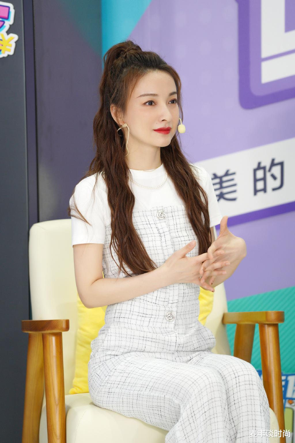 『连体裤』吴昕越来越女团风范了，穿连体裤扎高马尾，37岁美回18岁少女