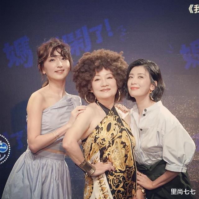 贾静雯|贾静雯新剧开机，剪短发嫩成大姑娘，同框小11岁柯佳嬿烫发显老气
