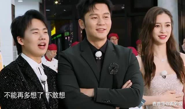 奔跑吧兄弟@baby录跑男,突然胃病犯了,默默用手捂着,还在配合着大家微笑!