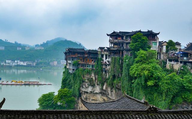 『古镇』国内最美的古镇，挂在瀑布上，游客对此赞不绝口