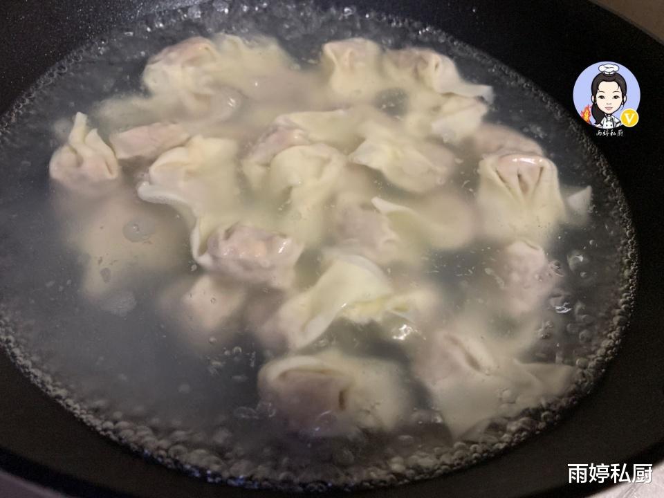 馄饨|早餐“馄饨”这样做真简单，1分钟至少能包60个，皮薄馅大特别香