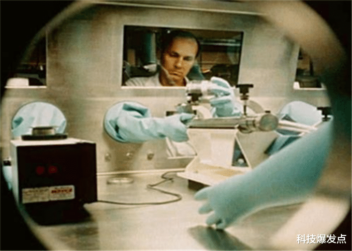 放射性物质▲为科学用于献身，向自己身体注入放射性元素，死后被关进铅棺材！