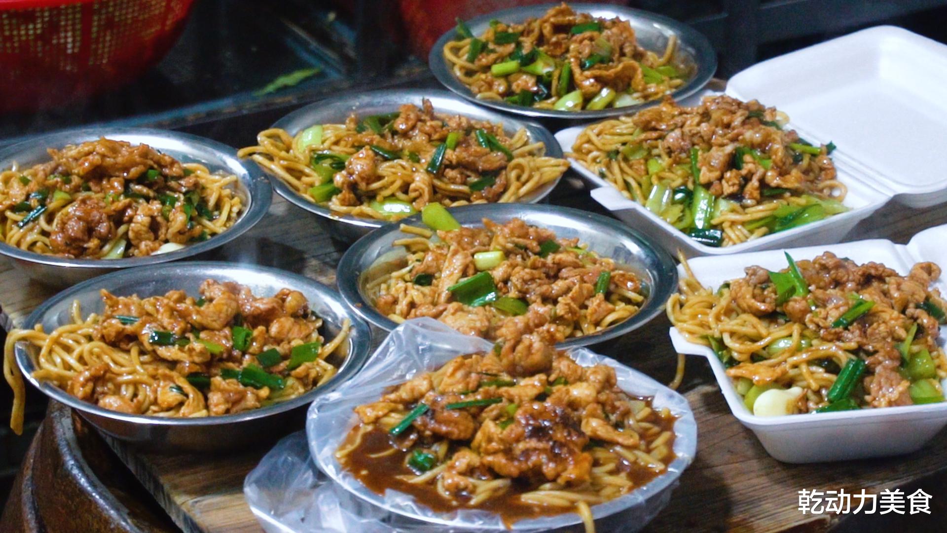 炒面|大叔做炒面生意火爆30年，食客坐百年院子露天吃，比大酒店有感觉