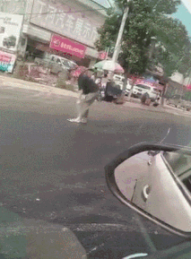 |“钓鱼的时候直接飞到我手上，你知道这是什么吗？”还是第一次见呢，哈哈哈哈哈哈