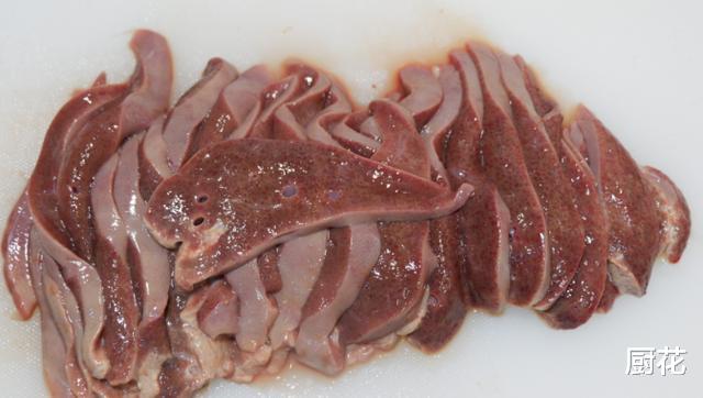 猪肝▲夏季吃它最补血,跟韭菜一起炒,老公吃的汤汁都不剩