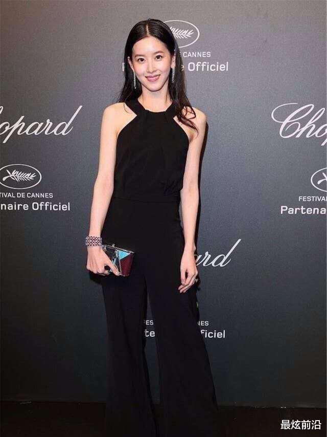 「唐嫣」38岁的郭晶晶与26岁的章泽天,同穿礼裙争艳,气场差距不是一般大