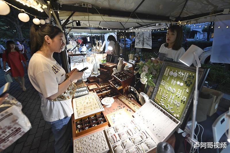 摆摊▲分享摆摊货源,进货1.3元卖10块,这个营销方式很挣钱