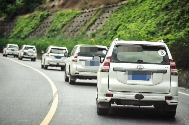 川藏线▲为啥要在川藏线上滚轮胎？当地人：滚轮胎走一趟，能赚一辆奥迪