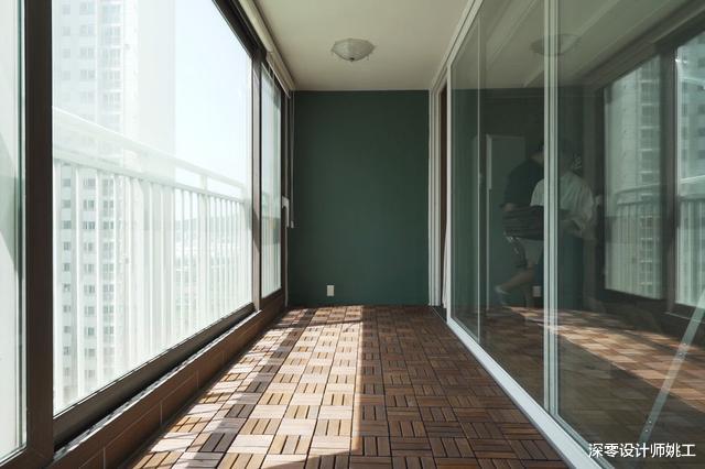 |不甘心阳台只晾衣,花3天倒腾成休闲区,喊亲戚来做客,全往这儿挤