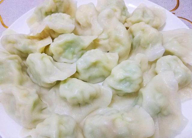 「饺子」这菜1块钱一斤，用来包饺子，比荠菜韭菜都好吃，可惜少有人吃过