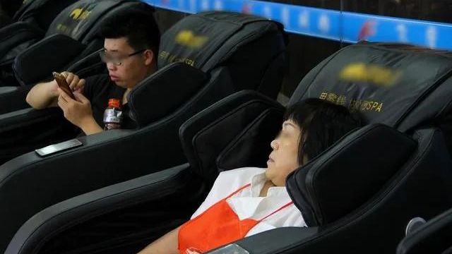 iphone12|车站里被“白嫖”按摩椅，没人付费却越来越多，原来暗藏商机？