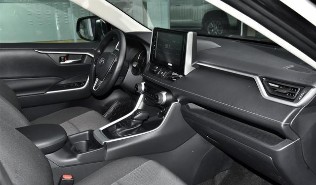 丰田|畅销15年!丰田此车换代成功,加满油能跑1000km,安全性顶级