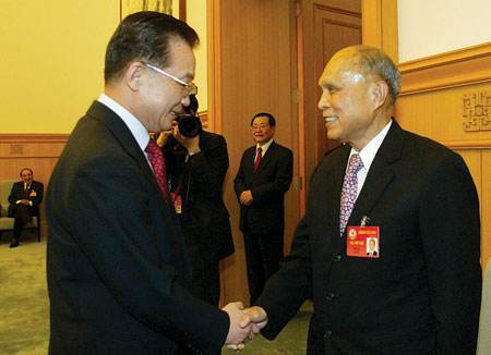 霍英东|霍英东去世享受国葬待遇，何鸿燊为何没有？仅凭第一条赌王就输了