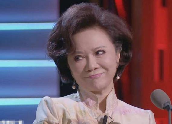 「蔡明」从“春晚钉子户”到无人追捧，蔡明名声尽毁的背后，是谁在作怪？