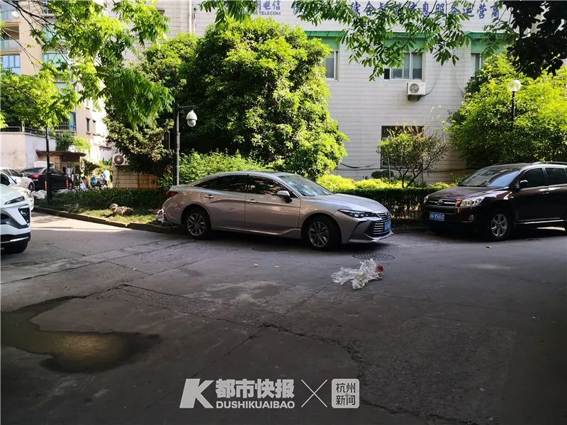 监控视频:母亲血压高到260,救护车却被堵,业主怒砸邻居车!邻居很委屈