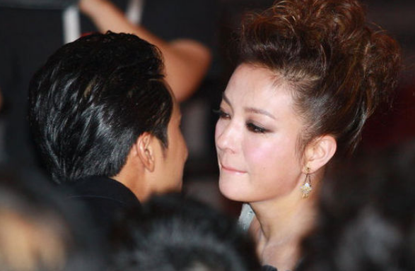 赵薇:当初爱赵薇爱得死去活来,分手时却当众打了赵薇,如今却沧桑如此