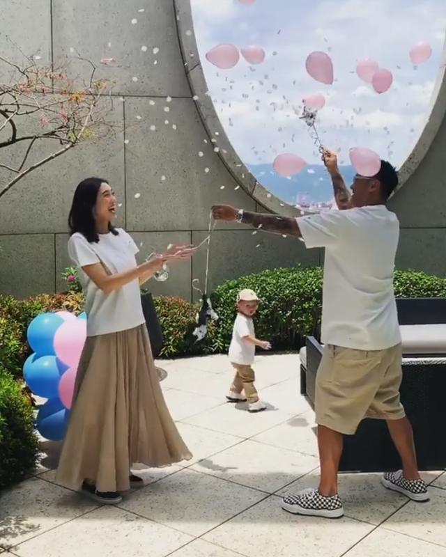余文乐|余文乐携老婆儿子出游玩耍，公开二胎性别笑得合不拢嘴