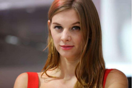 『俄罗斯』俄罗斯美女到了中国，下一秒就被中国朋友带偏，看完不许笑