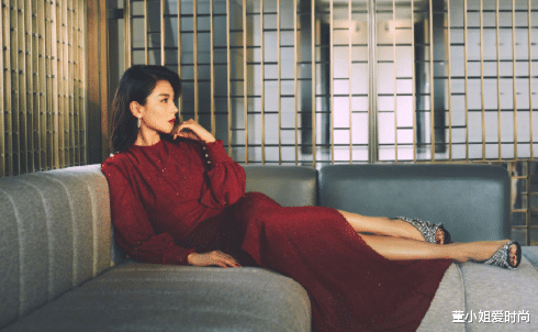 #穿衣搭配#刘涛的这身红色造型“火”了，搭配短发造型，气质提升不止一个度