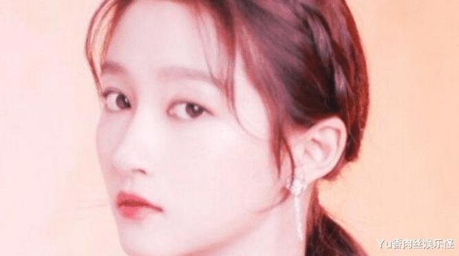 关晓彤|关晓彤当年拍“卫生棉”广告未P图被曝光，并且骑在一个男人的腿上