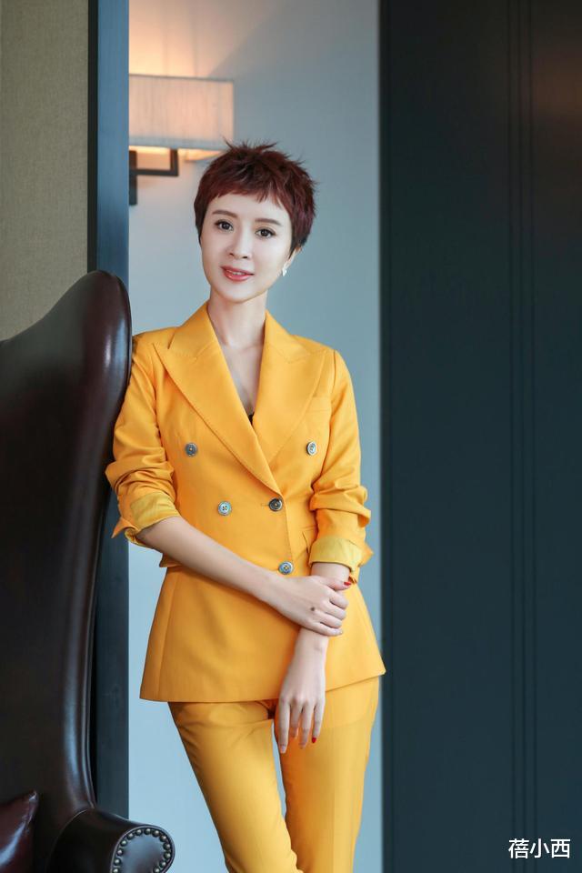 #连衣裙#金巧巧带女儿在国外走红毯，都穿拖地旗袍配短发，气场派头太强大