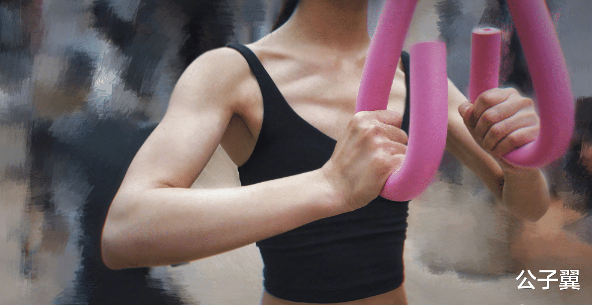 【赵丽颖】赵丽颖独自带娃出门，想想肤白颜值高，一直找妈妈求抱抱