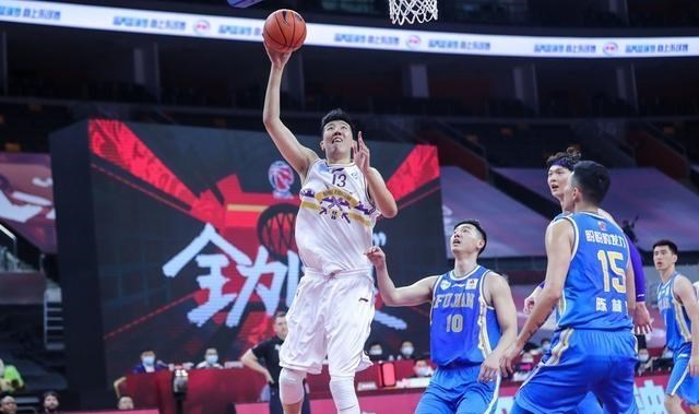 「福建男篮」73分20板12助！福建男篮双核彻底打疯，马布里不解，孙悦5犯
