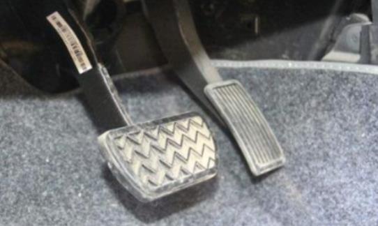 豪车|为啥豪车用的都是地板式油门，普通车用的则是悬吊式？有啥区别？