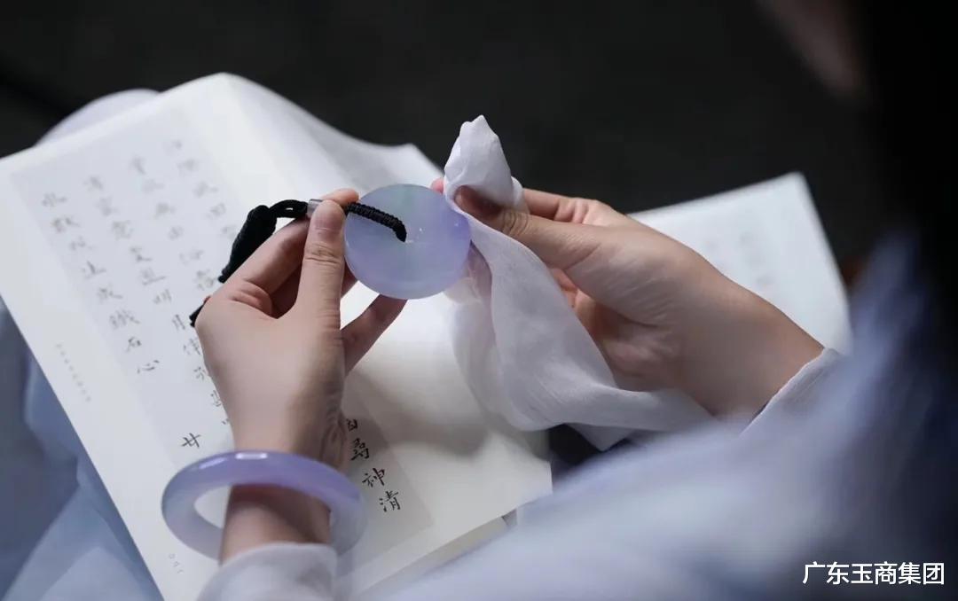 翡翠|春带彩翡翠那么美，怎么挑才对？