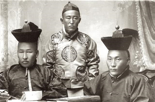 贺子珍|清朝官员的真实形象:百官上朝交头接耳,和珅的长相堪比四大美男