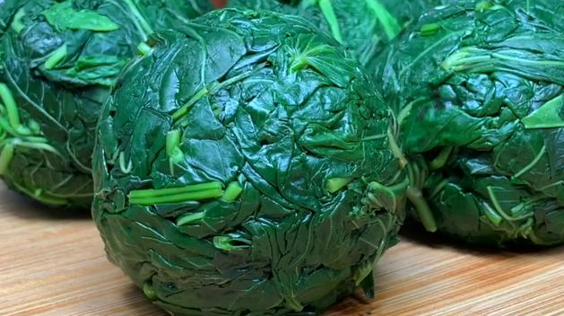 『红薯』夏天碰到红薯叶别手软，一次囤个几十斤，这样放冬天一样吃