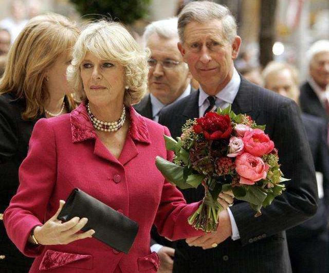 英国|卡米拉和查尔斯按王室传统属于无效婚姻,当不了王后?女王太精明