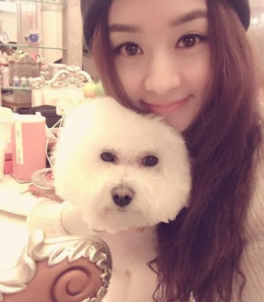 赵丽颖■走进赵丽颖的家，全屋是巴洛克装修风格，走进去感觉是童话世界