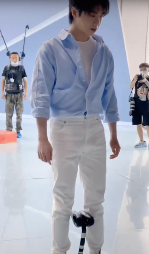 「华晨宇」华晨宇自称身高172厘米，当他站上平衡车那一刻，这腿长怎么解释？