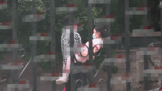 『贾云馨』李小璐带甜馨见贾乃亮，眼神却五味杂陈，网友：比董洁强