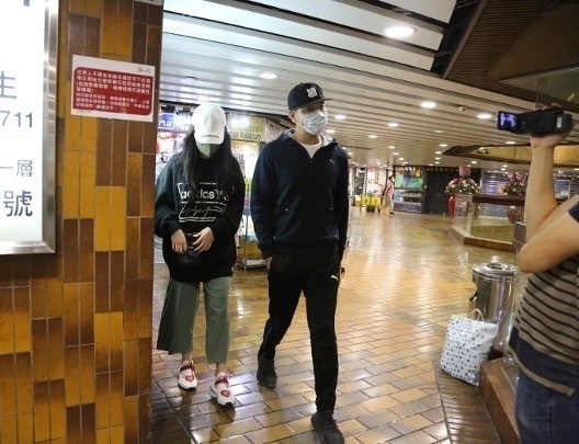 马国明|46岁马国明33岁汤洛雯公开定情物官宣恋情，黄心颖唐诗咏出局