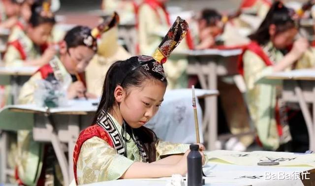 「书法」一年级99分语文考卷火了，卷面让老师不舍扣分，自律的孩子有多棒